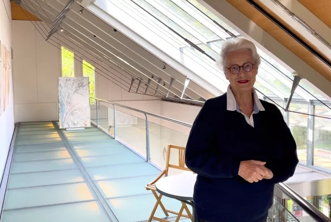 Janine Lanfranconi-Mermoud présetant l'entre galerie du premier étage de l'Espace Culturel