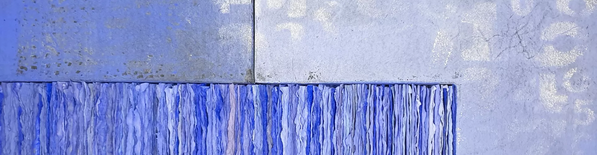Tableau de l'artiste Marie-Claire Meier, repésentant une fresque composée de nuances bleuâtres, avec une partie en papier collés les uns contre les autres, formant une structure différente