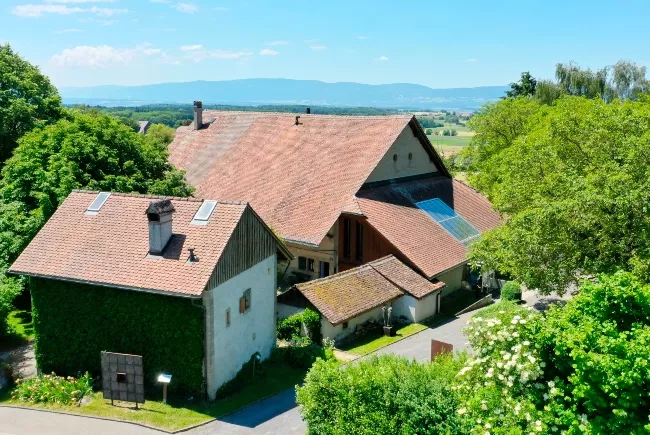 Vue aérienne de la propriété et des bâtiments de l'Espace Culturel